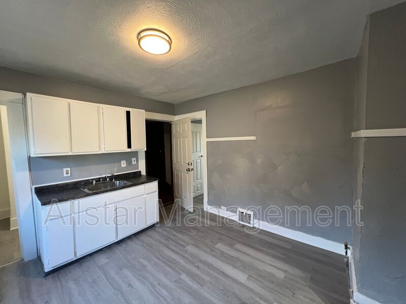 3062 E 130th - Upper Unit Cleveland, OH 44120 property image