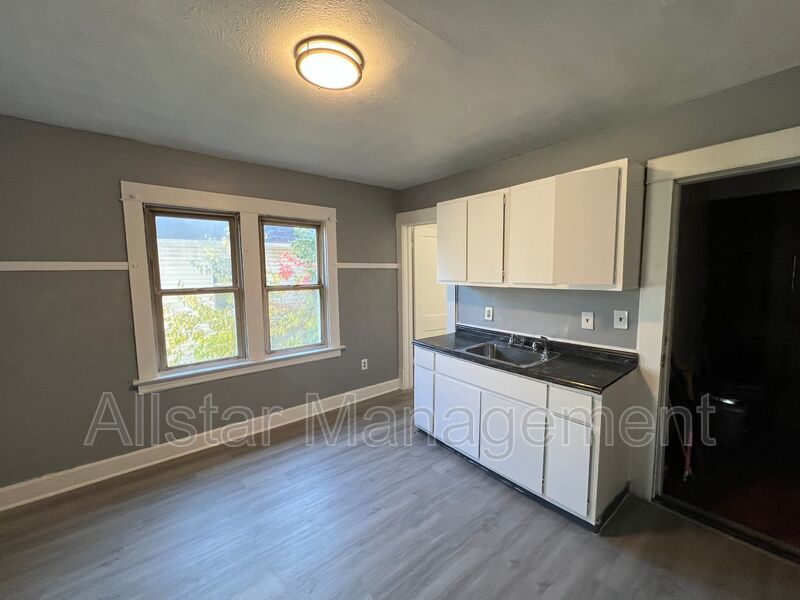 3062 E 130th - Upper Unit Cleveland, OH 44120 property image